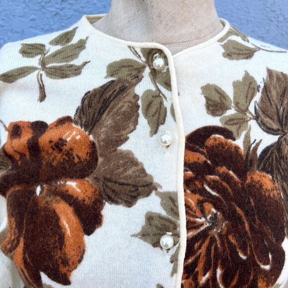 French Angora Cardigan Vintage Floral sweater in Medium - Picture 3 of 9